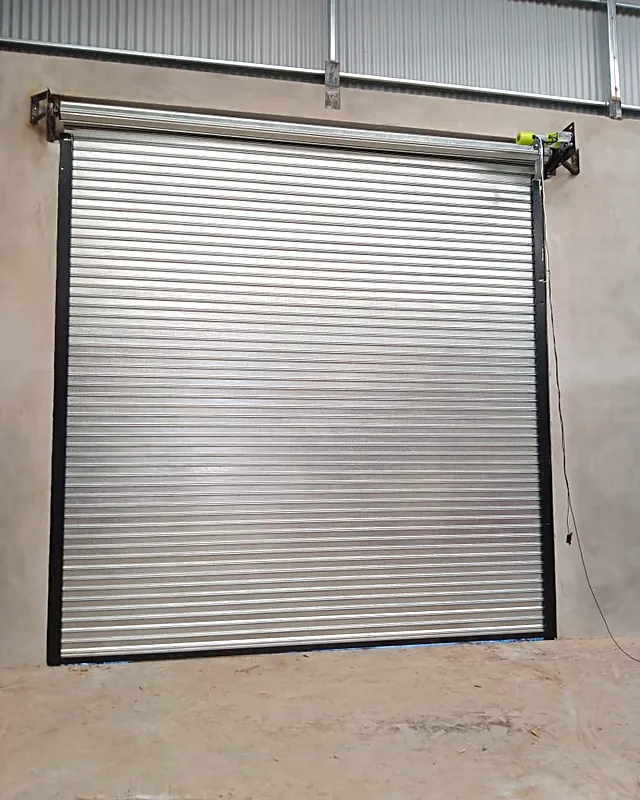 Cortinas metálicas negras en frente