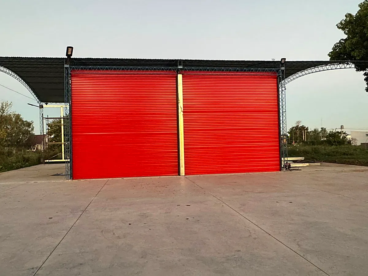 Cortinas metálicas pintadas con epoxi color rojo
