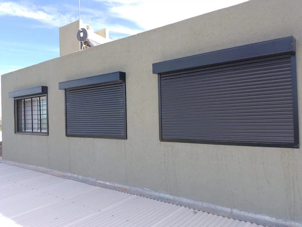 Casa con tres cajones compactos de aluminio gris instalados