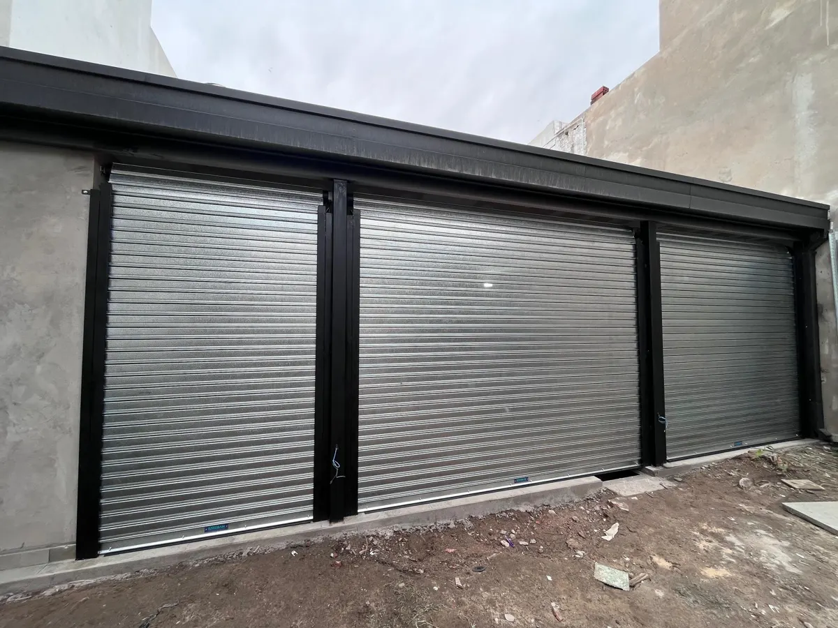 Local comercial con tres cortinas metálicas galvanizadas