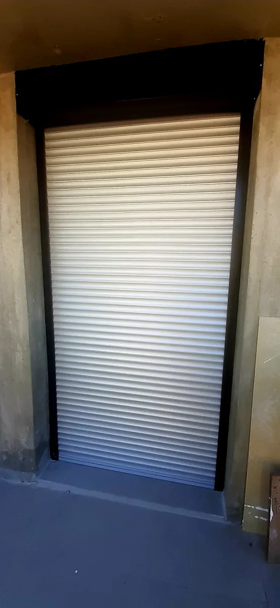Persiana de aluminio en puerta de acceso