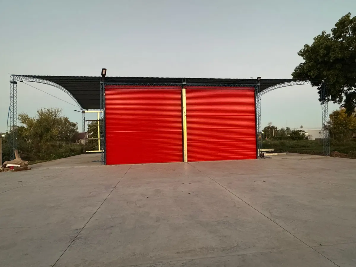 Portón industrial rojo de grandes dimensiones
